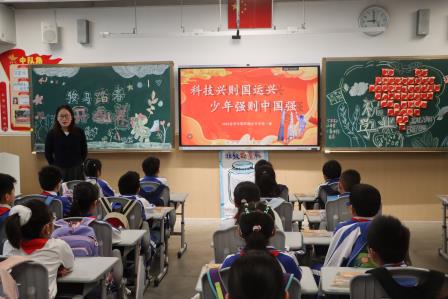 花灯启新岁，策马向未来——罗湖外语小学举行2025-2026学年第二学期开学典礼暨开学第一课  