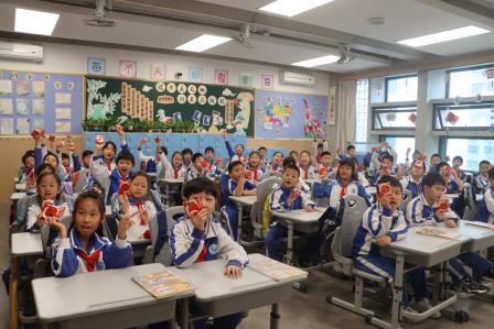 花灯启新岁，策马向未来——罗湖外语小学举行2025-2026学年第二学期开学典礼暨开学第一课  