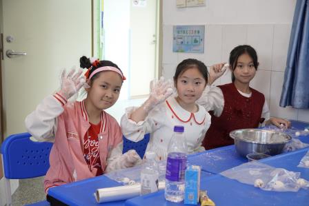 骏马奔腾启新程 童心巧手闹元宵——深圳市凤光小学举行庆元宵主题活动