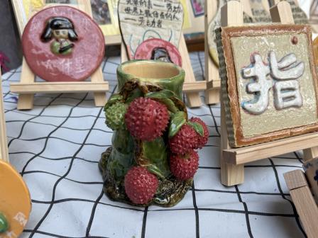硕果盈盘送祝福 锋语刻心励成长 ——罗湖小学非遗陶艺作品寄语新学期