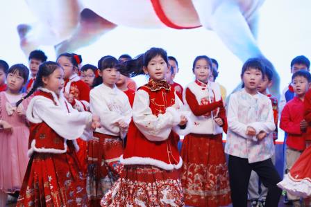 桐声马蹄疾 奋进正当时——深圳市仙桐实验小学举行2026马年新学期开学典礼暨安全教育第一课
