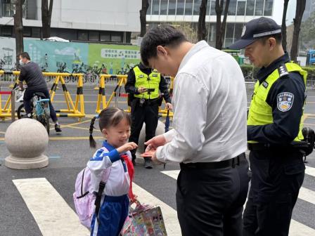 丙午骐骥迎鸿运，学子驰骋创未来——梅园实验学校开学有礼、有理、有“利是”