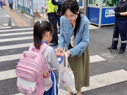 丙午骐骥迎鸿运，学子驰骋创未来——梅园实验学校开学有礼、有理、有“利是”