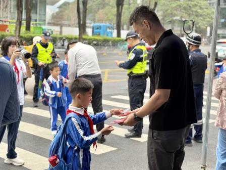 丙午骐骥迎鸿运，学子驰骋创未来——梅园实验学校开学有礼、有理、有“利是”