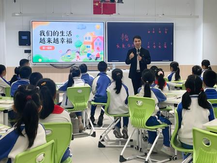 衣食变迁见幸福 思政课堂润童心——翠竹外国语实验学校书记思政课开讲啦！