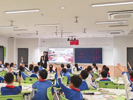衣食变迁见幸福 思政课堂润童心——翠竹外国语实验学校书记思政课开讲啦！
