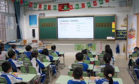 安全第一课 快乐启新程 ——南湖小学高红妹校长开讲新学期安全课