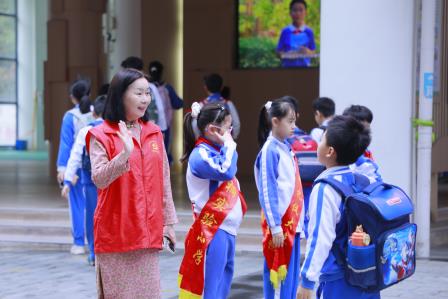学雷锋守初心 践使命护平安——深圳市仙桐实验小学党支部开展“学雷锋日”党员护学志愿服务活动