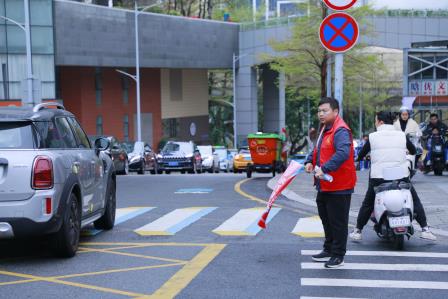 学雷锋守初心 践使命护平安——深圳市仙桐实验小学党支部开展“学雷锋日”党员护学志愿服务活动