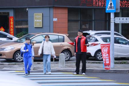 学雷锋守初心 践使命护平安——深圳市仙桐实验小学党支部开展“学雷锋日”党员护学志愿服务活动