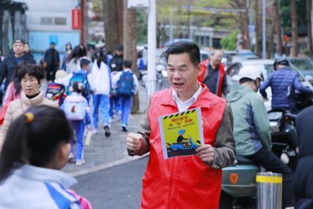 学雷锋守初心 践使命护平安——深圳市仙桐实验小学党支部开展“学雷锋日”党员护学志愿服务活动