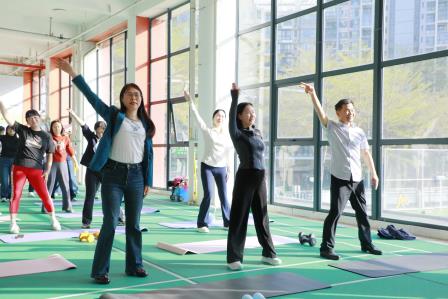 悦动巾帼 塑美芳华——深圳市仙桐实验小学举行庆“三八”教工健身塑形活动