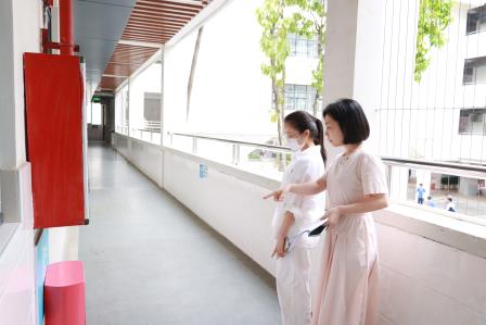 党员先锋在行动！翠园文锦中学第二党支部启动外文公示语规范巡查工作