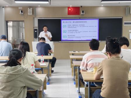 守爱筑心 驭智前行——莲塘小学开展“AI时代教育的变与不变”专题党课