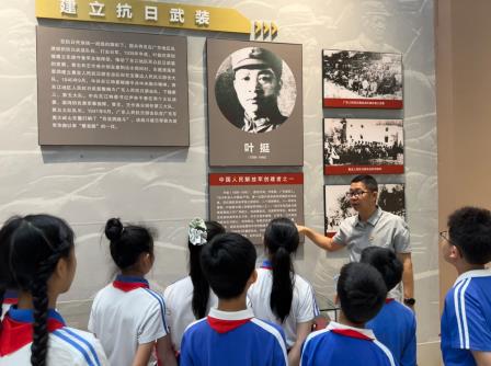 清明祭英烈 薪火永相传——淘金山小学开展烈士陵园祭扫活动