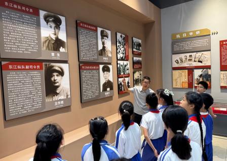 清明祭英烈 薪火永相传——淘金山小学开展烈士陵园祭扫活动