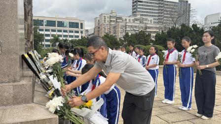 清明祭英烈 薪火永相传——淘金山小学开展烈士陵园祭扫活动