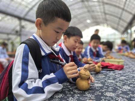 走出课堂沐春光 动手实践觅真知——景园实验小学赴智创田园开展春季社会实践活动