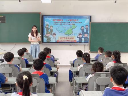 国安记心间 责任共担当 ——湖贝小学开展升旗仪式德育课程展示活动