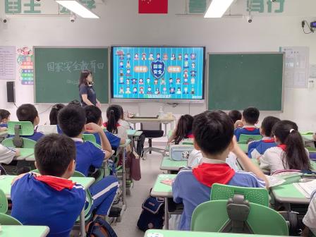 国安记心间 责任共担当 ——湖贝小学开展升旗仪式德育课程展示活动