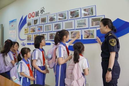 罗湖外语小学孩子走进莲塘海关开展实践研学活动