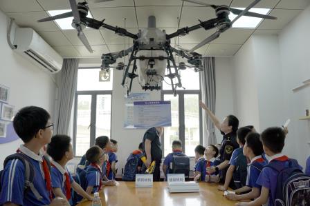 罗湖外语小学孩子走进莲塘海关开展实践研学活动
