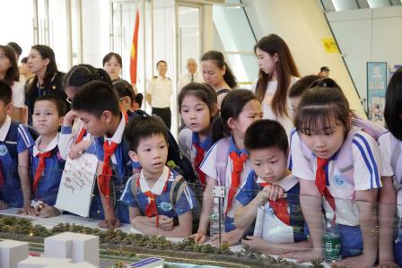罗湖外语小学孩子走进莲塘海关开展实践研学活动