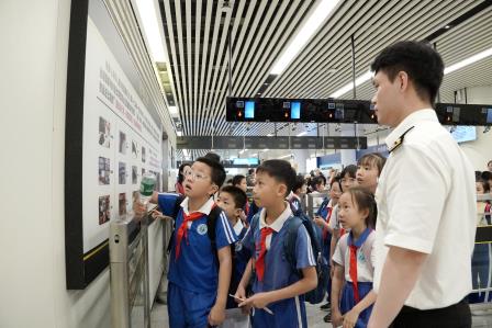 罗湖外语小学孩子走进莲塘海关开展实践研学活动