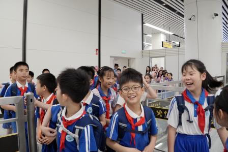 罗湖外语小学孩子走进莲塘海关开展实践研学活动