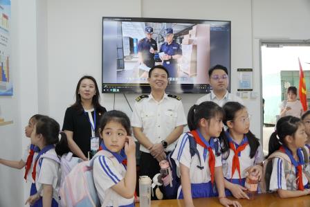 罗湖外语小学孩子走进莲塘海关开展实践研学活动