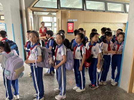 罗湖外语小学孩子走进莲塘海关开展实践研学活动