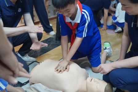 学急救守生命 识中医传文化 ——罗湖小学开展“蕾蕾锋锋”每周半天校外研学实践活动