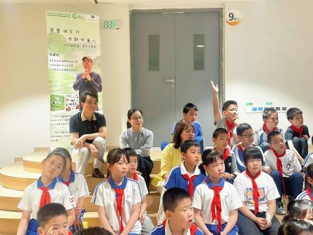 茶香润岁月，书香伴童心 ——深圳市翠竹外国语实验学校举办“家门外的自然课”作家进校园活动