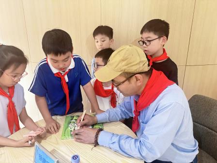 茶香润岁月，书香伴童心 ——深圳市翠竹外国语实验学校举办“家门外的自然课”作家进校园活动