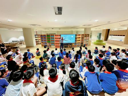 茶香润岁月，书香伴童心 ——深圳市翠竹外国语实验学校举办“家门外的自然课”作家进校园活动