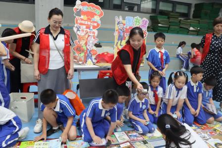 罗湖外语小学开展第七届中英文阅读文化节图书集市活动