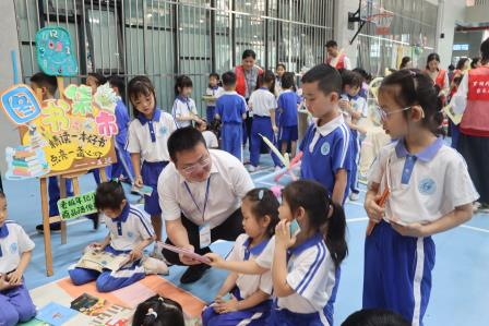 罗湖外语小学开展第七届中英文阅读文化节图书集市活动
