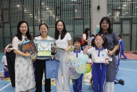 罗湖外语小学开展第七届中英文阅读文化节图书集市活动