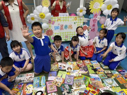罗湖外语小学开展第七届中英文阅读文化节图书集市活动