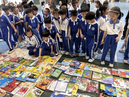 罗湖外语小学开展第七届中英文阅读文化节图书集市活动