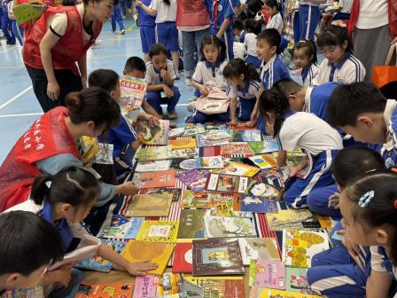 罗湖外语小学开展第七届中英文阅读文化节图书集市活动