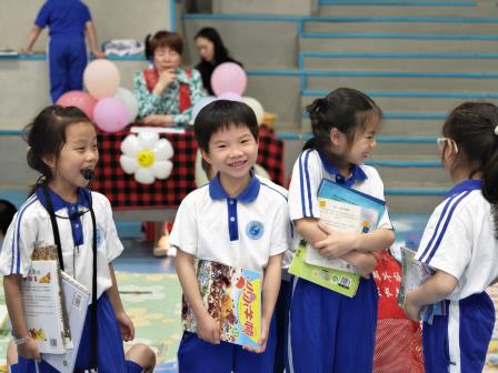 罗湖外语小学开展第七届中英文阅读文化节图书集市活动