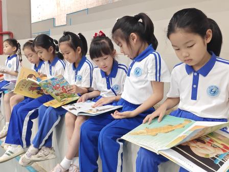 罗湖外语小学开展第七届中英文阅读文化节图书集市活动