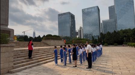 清明祭英烈 薪火永相传 ——深圳市罗湖区侨香实验学校少先队员代表赴深圳市革命烈士陵园开展祭扫活动