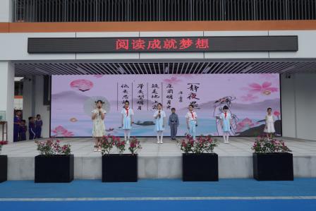 书香润心 逐梦前行——布心小学开展“阅读成就梦想”主题升旗仪式