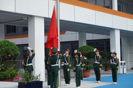 书香润心 逐梦前行——布心小学开展“阅读成就梦想”主题升旗仪式