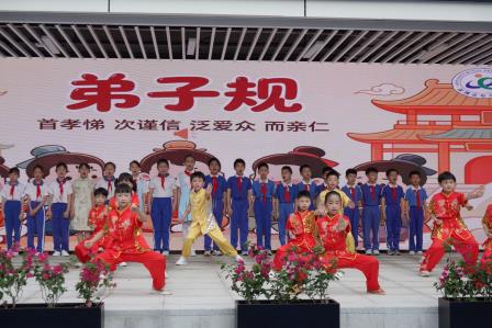 书香润心 逐梦前行——布心小学开展“阅读成就梦想”主题升旗仪式