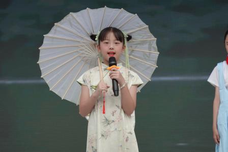 书香润心 逐梦前行——布心小学开展“阅读成就梦想”主题升旗仪式