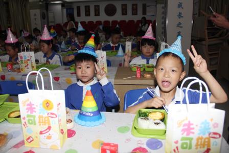 童暖春园，爱伴成长——深圳市南湖小学三月集体生日会温情落幕