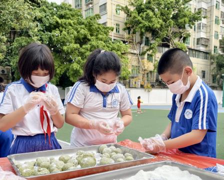 舌尖品青团 清明承传统—— 莲塘小学开展“舌尖上的清明节”主题活动